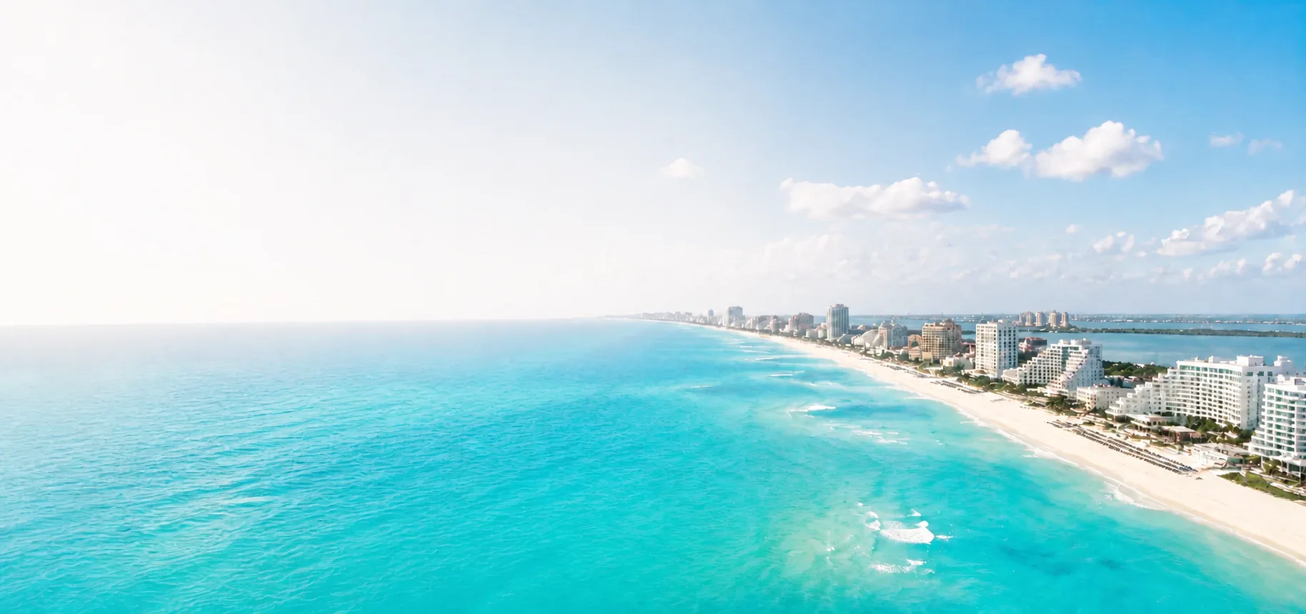 Playa, mar Caribe y panorama de la Zona Hotelera de Cancún